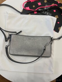 Strieborná crossbody DKNY kabelka - 9