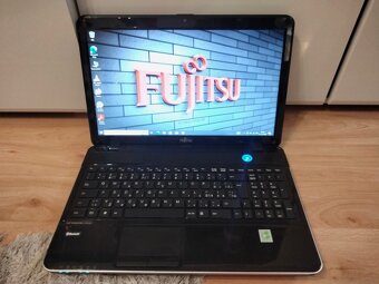 15,6" Fujitsu Lifebook / 120gb ssd / 4gb ram / Windows 7 - 9