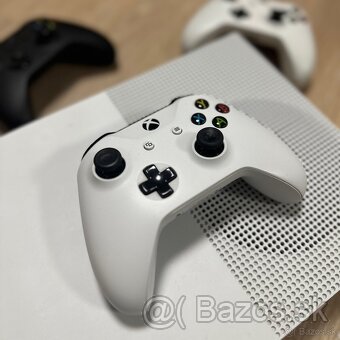 PREDANÉ Xbox One S 500GB + 3 ovládače + stojan - 9