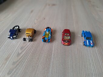 Kufrík a 50 Hot Wheels autičok - 9