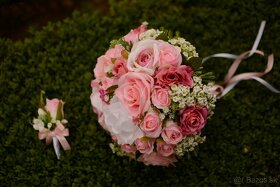 Svadobná kytica bielo-ružová s pierkom pre ženícha - 9