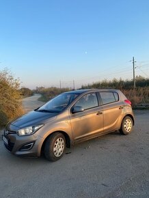 Hyundai i20 2012 hnedá metalíza svetla - 9