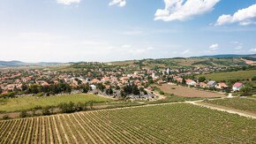 Budova na výrobu a skladovanie vína vo vinohradníckej oblast - 9