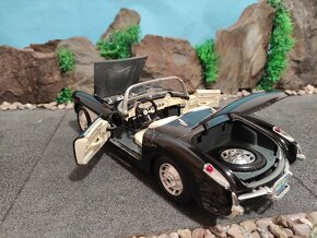 prodám model 1:18 chevrolet corvette 1957 - 9