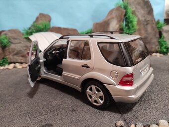 prodám model 1:18 mercedes benz ML55 amg - 9