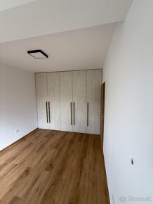 3i byt s terasou , pozemkom (150m2 ) + parkovacími miestami - 9