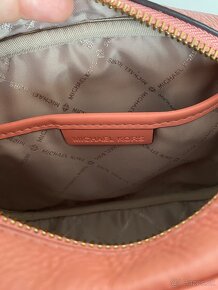 Michael Kors kožená crossbody - 9