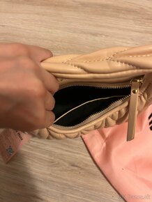 Miu Miu Wander matelassé nappa hobo bag - béžová (MM1) - 9