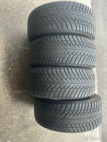 245/45R18 GoodYear uktragrip 8 - 9