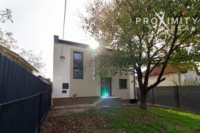 Rodinný dom s priestranným 934m2 pozemkom, 5 izbami a 3 kúpe - 9