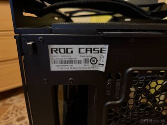 Asus ROG Strix Helios - 9