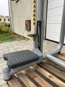 Technogym Element+ Glute (stroj na zadok) - 9