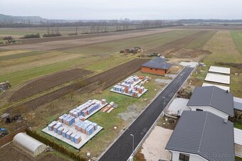 NA PREDAJ 4 IZBOVÝ BUNGALOV S MOŽNOSŤOU DOKONČENIA DO HOLODO - 9