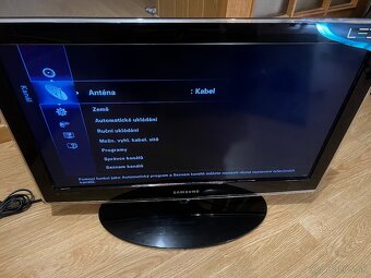 Krásny televízor s LED podsvietením panelov SAMSUNG UE26C40 - 9