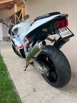 HONDA VTR 1000 SP2 - 9