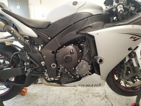 Yamaha R1 rn22 - 9