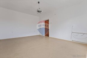 PREDAJ : 6 izb. rodinný dom, garáž, pivnica, pozemok 364 m2, - 9