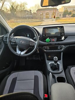 Hyundai i30 1,4 benzín FAMILY - 9