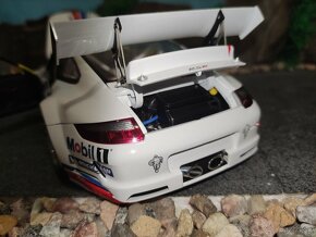 prodám model 1:18 porsche 911 GT3 RSR 997 - 9