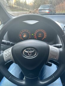 Toyota auris 1.6 benzín plna vybava - 9