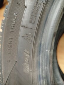 Dve zimné pneumatiky 215/60 R17 Maxis - 9