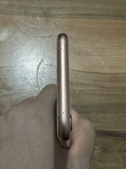 Predám Apple iPhone 8 64GB Gold Známky používania. - 9