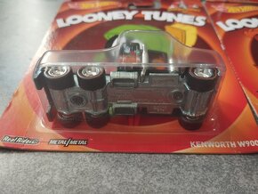 Predám sadu modelov Hotwheels LOONEY TUNES 2013 - 9