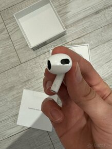 Apple AirPods (3. generácie) s Lightning nabíjacím puzdrom - 9