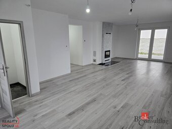 Moderná novostavba 4-izb.bungalov s krbom a parkovaním v obc - 9