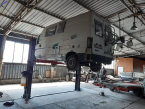 Dvojstlpový zdvihák BOR 4,2Ton a 5TON ramena 3dielne automat - 9