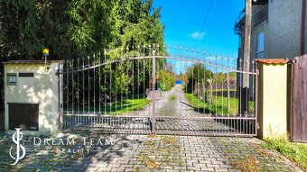 5-izbový rodinný dom s bazénom, dvojgarážou,1000m2 pozemok - 9