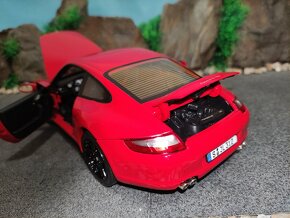 Prodám model 1:18 Porsche 911 Carrera 4s - 9