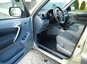 TOYOTA RAV4 2.0D 4x4 - KLIMA- VYHREV SEDADIEL - ŤAŽNE ZAR - 9