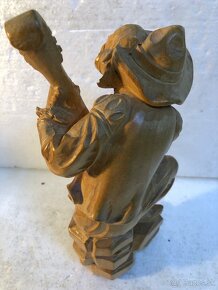 Stará krásna drevená socha muž s mandolínou - 9
