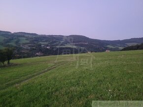 Väčší rekreačný pozemok s výhľadom na obec Zubák - 9