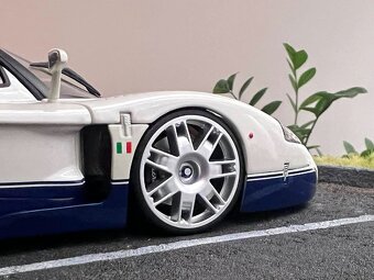 1:18 2005 MASERATI MC12 (V12) - Hotwheels - 9