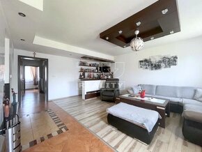 KRÁSNA RODINNÁ VILA S POZEMKOM 930m2 + 2 APARTMÁNY NA... - 9