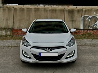 Hyundai i30 1.4, M6, benzín, senzory, výhrevy sedačiek - 9