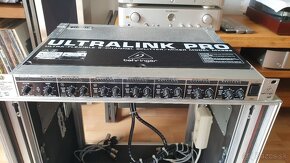 Transport case s Dolby SRA + Behringer Ultralink Pro MX882 - 9