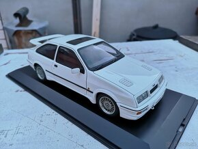 Ford Sierra Cosworth 1:18 AutoArt - 9