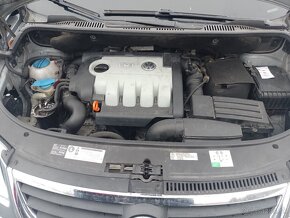 VW Touran 1,9 77 Kw 7 miestne - 9