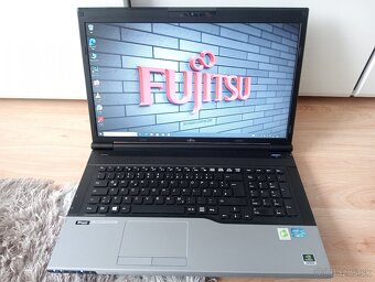 17" Fujitsu Lifebook / Intel core i5 / 256gb ssd / 8gb ram - 9