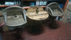 Sedacia suprava - dreveny stol a dve barove stolicky - 9