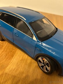 POŠKODENÁ Audi E-tron 1:18 Norev - 9