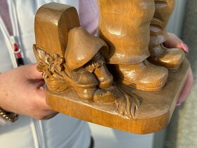 Velmi hezká stará dřevěná socha chlapec s králíčkem - 9