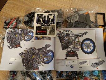 LEGO Technic motorka Yamaha MT-10 SP 42159 - 9