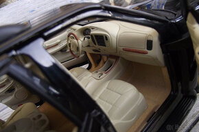 1:18 Lincoln Navigator - 9