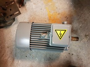 Predám pätkový el.motor 11kW 1400ot hriadeľ 38mm - 9