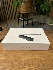 MacBook Air Retina 13 palcový r. 2019, Magic mouse a adaptér - 9