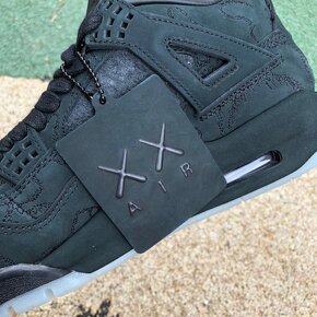 Air Jordan 4 Retro Kaws Black - 9